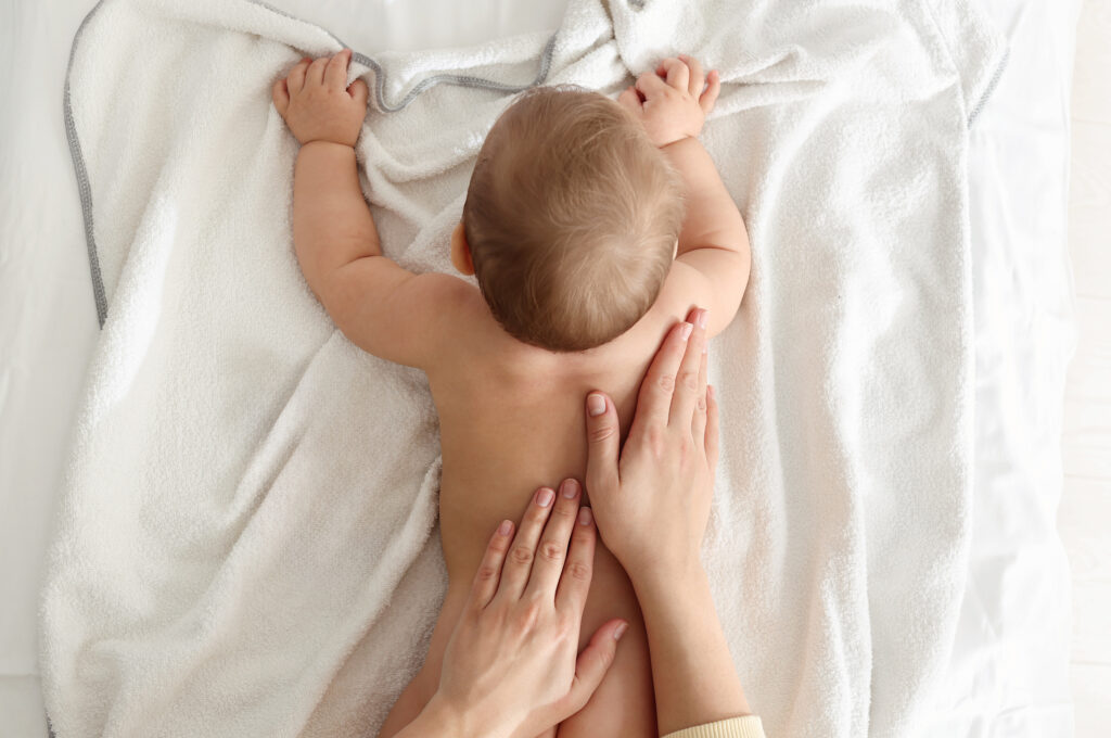 L’IMPORTANCE DU CONTACT : ÉLEVER DES ENFANTS HEUREUX AVEC L’ÉTREINTE DE L’ÉDUCATION